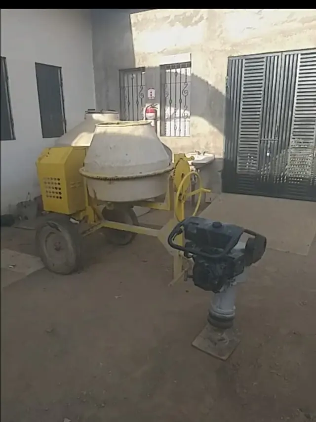 Mezcladora y compactadora en el taller
